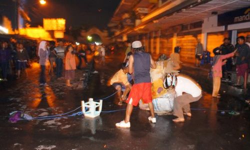 KEBAKARAN PASAR KLEWER SOLO : Pedagang Pingsan, Masjid Agung Siaga Satu