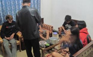 PENYAKIT MASYARAKAT : Serumah, 3 Pemuda dan 2 Gadis di Jatinom Klaten Digerebek