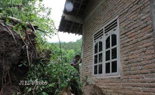 Tebing Longsor, Warga Kalibiru Belum Mengungsi 