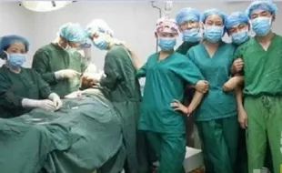 SELFIE KONTROVERSIAL : Duh, Dokter Bedah Foto Bareng Saat Pasien Sedang Dioperasi