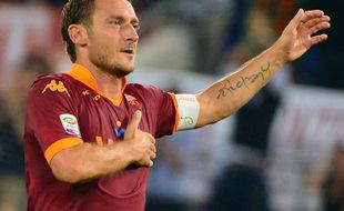 KARIER PEMAIN : Totti Belum Pensiun Hingga Musim Depan