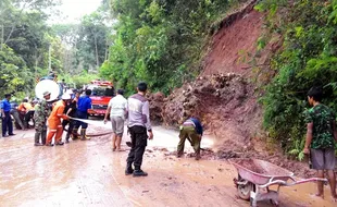 LONGSOR KARANGANYAR : Tebing Astana Giribangun Longsor, Jalan Ditutup 7 Jam