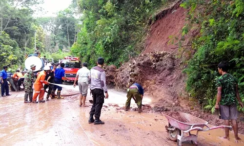 LONGSOR KARANGANYAR : Tebing Astana Giribangun Longsor, Jalan Ditutup 7 Jam