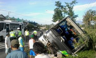 KECELAKAAN BOYOLALI : Bus Jurusan Cirebon-Solo Terguling di Jalan Solo-Semarang