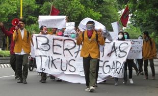 HARI ANTIKORUPSI 2014 : Usung Keranda, Mahasiswa Klaten Kritik Pejabat Korup