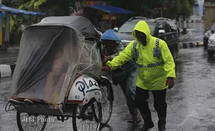 FOTO LALU LINTAS JOGJA : Polisi Bantu Dorong Becak