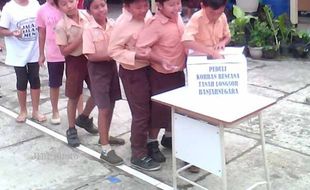 FOTO LONGSOR BANJARNEGARA : Siswa SDN 1 Wonosari Galang Dana