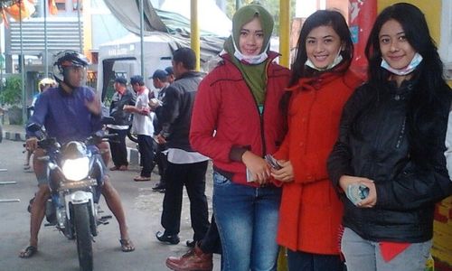 Gadis-Gadis Cantik di Telaga Sarangan : Penjaga Loket Wisata Magetan Berparas Ayu Masih Berstatus Mahasiswi