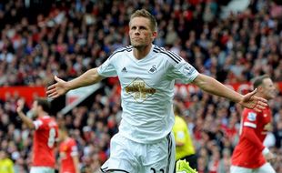 JELANG SWANSEA CITY VS TOTTENHAM : Reuni Emosional Sigurdsson-Davies