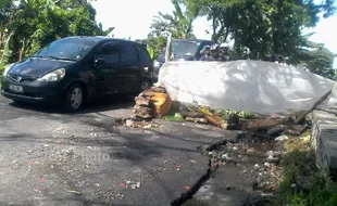 Warga Tutup Jalan Rusak