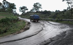 INFRASTRUKTUR BOYOLALI : Jalan Solo-Selo-Borobudur Rusak Parah, Warga Sambat