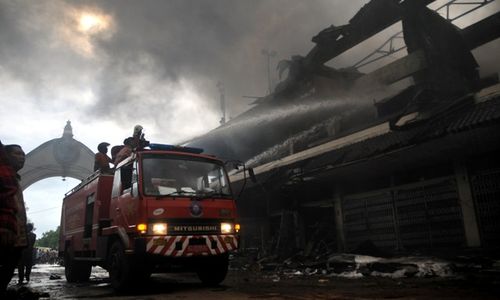 FOTO KEBAKARAN PASAR KLEWER : Inilah Wajah Mereka yang Berjibaku dengan Api Pasar Klewer Pagi Ini