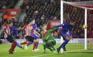 SOUTHAMPTON 1-2 MANCHESTER UNITED : Dua Gol Van Persie Bawa MU ke Posisi Tiga