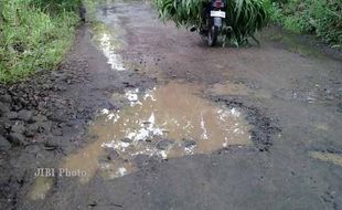 FOTO MUSIM HUJAN : Jalan Rusak di Gunungkidul