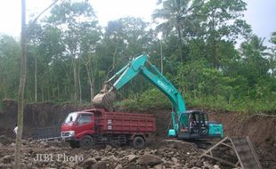 Sering Dirazia, Penambang Liar Lereng Merapi Tak Pernah Jera