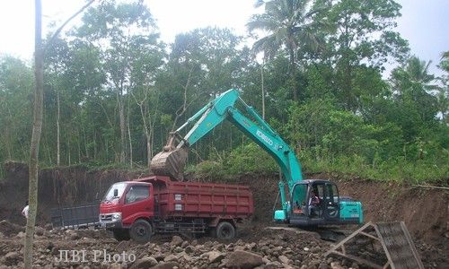 Sering Dirazia, Penambang Liar Lereng Merapi Tak Pernah Jera