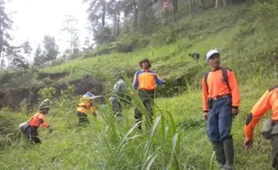 FOTO BENCANA KARANGANYAR : Sukarelawan Sisir Gunung Cari Lokasi Rawan Longsor