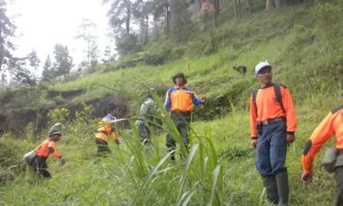 FOTO BENCANA KARANGANYAR : Sukarelawan Sisir Gunung Cari Lokasi Rawan Longsor