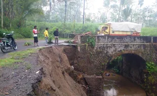 DAMPAK CUACA EKSTREM : Talut Sungai Buntung Ambrol, Satu Keluarga Mengungsi