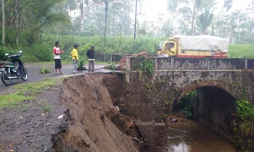 DAMPAK CUACA EKSTREM : Talut Sungai Buntung Ambrol, Satu Keluarga Mengungsi