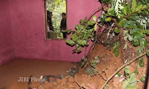 Tanah Longsor Terjang Dua Wilayah Di Patuk