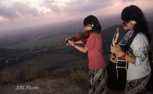 WISATA KULONPROGO : Meneropong Puncak Gunung dari Moyeng