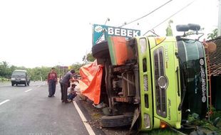 Truk Beras Terguling di Jalan Wates Timpa Warung