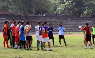 SELEKSI TIM PERSIS SOLO : Uji Coba di Manahan, Persis Susutkan Pemain