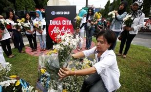 FOTO MUSIBAH AIRASIA : Asita Solo Aksi Simpati di Tugu Pemandengan