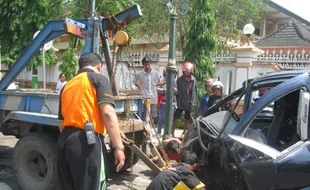 KECELAKAAN WONOGIRI : Mobil Espass Tabrak Trotoar, 2 Luka