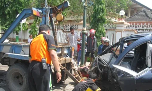 KECELAKAAN WONOGIRI : Mobil Espass Tabrak Trotoar, 2 Luka