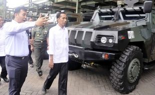 FOTO AGENDA PRESIDEN : Jokowi Tengok Pabrik Senjata Pindad