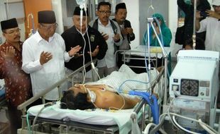 FOTO AKTIVIS ANTIKORUPSI DITEMBAK : Hasyim Muzadi Jenguk Korban Penembakan