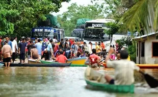 FOTO BANJIR SANGGAU : Jalur Jalan Terputus, Bus Terjebak Banjir