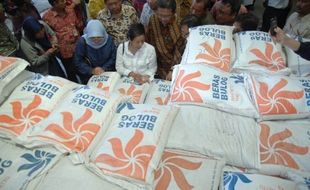 HARGA BERAS MEROKET : Gelontorkan Raskin, JK Yakin Harga Beras segera Turun