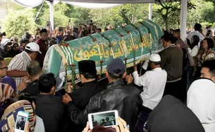 FOTO BOB SADINO MENINGGAL : Begini Suasana Pemakaman Bob Sadino