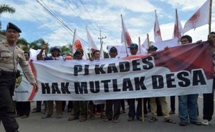 FOTO DEMO MADIUN : Parade Datangi DPRD Madiun, Tolak PNS Pj Kades