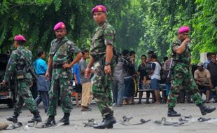 FOTO EKSEKUSI PENGADILAN : Begini Cara Marinir Hadapi Aparat Yudikatif