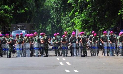 FOTO EKSEKUSI PENGADILAN : Hadapi Aparat Yudikatif, Marinir Siap Tempur