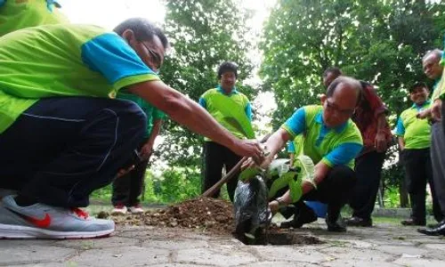 FOTO GERAKAN MENANAM POHON : One Student One Tree Hijaukan UNS