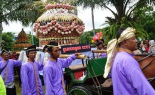 FOTO GREBEG MAULID MADIUN : Ini Dia 2 Gunungan Grebeg Maulid Madiun