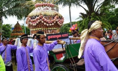 FOTO GREBEG MAULID MADIUN : Ini Dia 2 Gunungan Grebeg Maulid Madiun