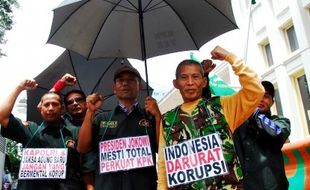 FOTO KAPOLRI BARU : Demonstran Minta Jokowi Tarik Komjen Pol BG