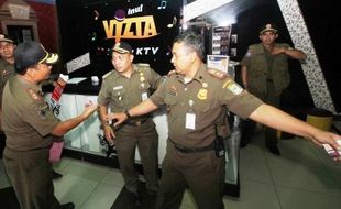 FOTO KARAOKE INUL VISTA : Wah Inul Vizta Tangerang Ditutup Paksa