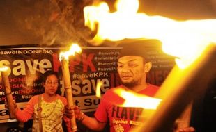 FOTO KPK VS POLRI : Di Makassar Demo Malam-Malam