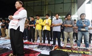 FOTO KPK VS POLRI : Jumatan Digelar di Depan Gedung KPK