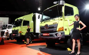 FOTO MOBIL TERBARU : Wow, SPG Hino Perkenalkan Truk Terbaru!