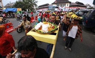 FOTO PASAR GEDE SOLO : Pasar Gede Kirim Tumpeng ke Klewer