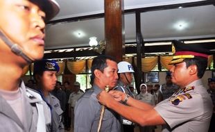 FOTO PEMECATAN POLISI SALATIGA : Atribut Polisi Dilucuti Gara-Gara Narkoba