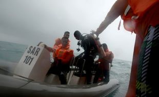 EKOR AIRASIA DITEMUKAN : Black Box Belum Pasti Ada di Ekor Pesawat